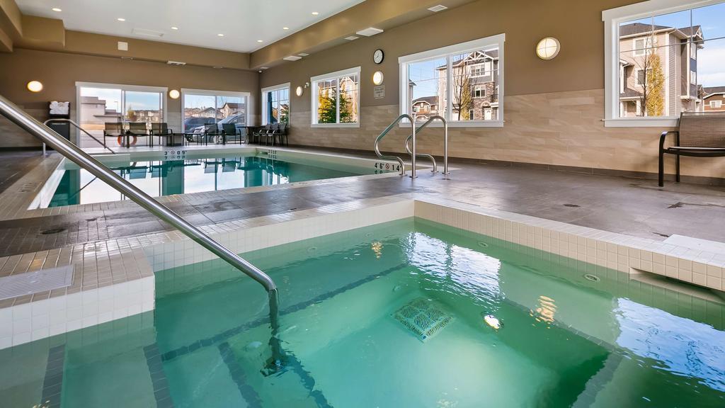 Best Western Plus Chestermere Hotel Экстерьер фото